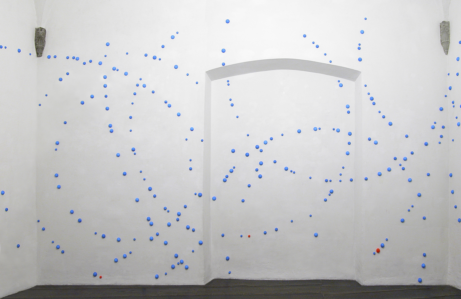 Ignazio Gadaleta, Oltre blu oltre (di segni celesti), 2003, opera ambiente per Oltre blu oltre, Galleria Miralli, Palazzo Chigi, Viterbo, acrilico fluo su 650 semisfere di legno di faggio, 250 elementi ∅ mm. 52 x 26, 200 elementi ∅ mm. 42 x 21, 200 elementi ∅ mm. 30 x 15